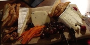 winewood-grill-grapevine-cheese-plate