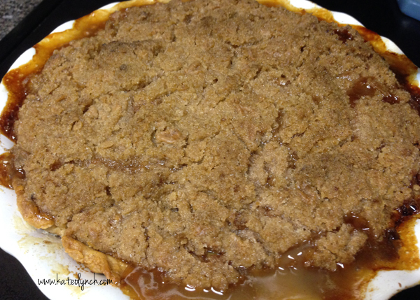 homemade-apple-crumble-pie-cooked